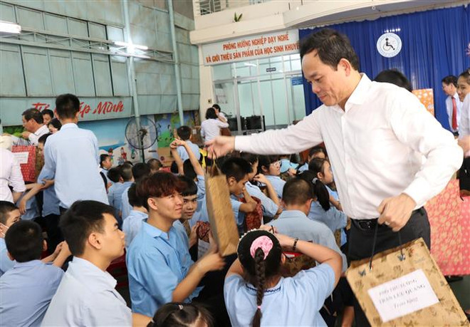 Phó Thủ tướng Trần Lưu Quang tặng quà trẻ khuyết tật tại Khánh Hòa ảnh 1