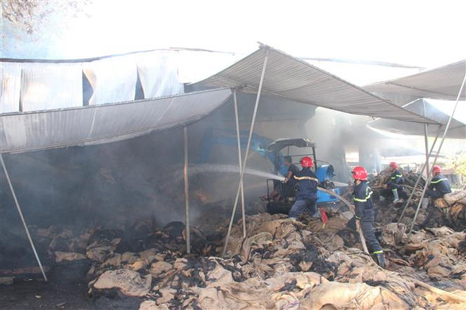 Bình Phước: Lửa thiêu rụi xưởng bao bì, ước thiệt hại 800 triệu đồng ảnh 1