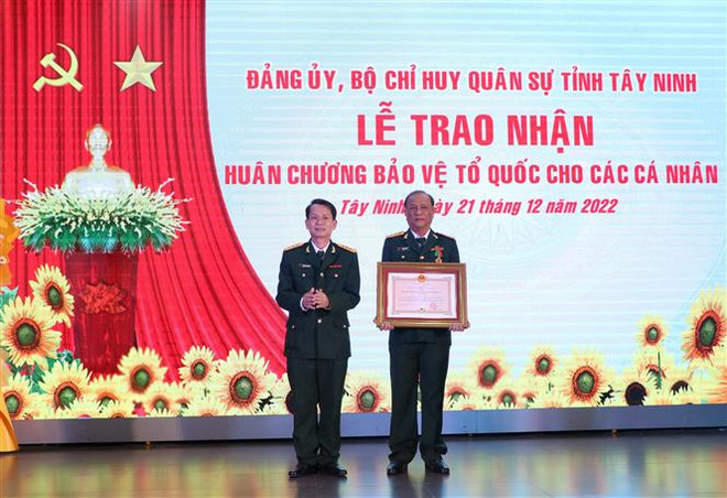 Trao Huân chương Bảo vệ Tổ quốc hạng Nhất cho đại tá Nguyễn Văn Trứ, nguyên Chỉ huy trưởng Bộ Chỉ huy quân sự tỉnh Tây Ninh. (Ảnh: Thanh Tân/TTXVN) Trao Huân chương Bảo vệ Tổ quốc cho 17 cá nhân tại Tây Ninh ảnh 1