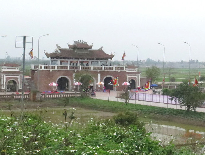 Cổng vào Khu di tích Quốc gia đặc biệt Đền Trần, xã Tiến Đức, Hưng Hà, Thái Bình. (Ảnh: Xuân Tiến/TTXVN) Di tích quốc gia Đền Trần tại Thái Bình xuất hiện 6 tấm bia đá lạ ảnh 1