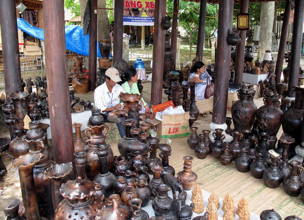Không gian trưng bày sản phẩm gốm của các làng nghề. (Ảnh: Quốc Việt/TTXVN) Khai mạc Festival Nghề truyền thống Huế "Tinh hoa Nghề Việt" ảnh 1
