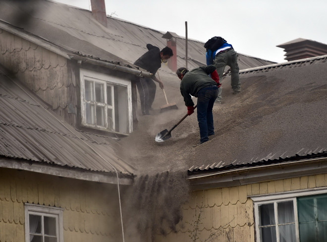 Chile khẩn trương dọn dẹp hơn 210.000 tấn tro bụi núi lửa ảnh 1