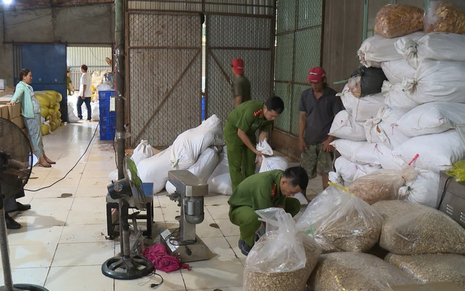 Tạm giữ hàng chục tấn hàng không rõ nguồn gốc ở Bình Phước, Kiên Giang ảnh 2