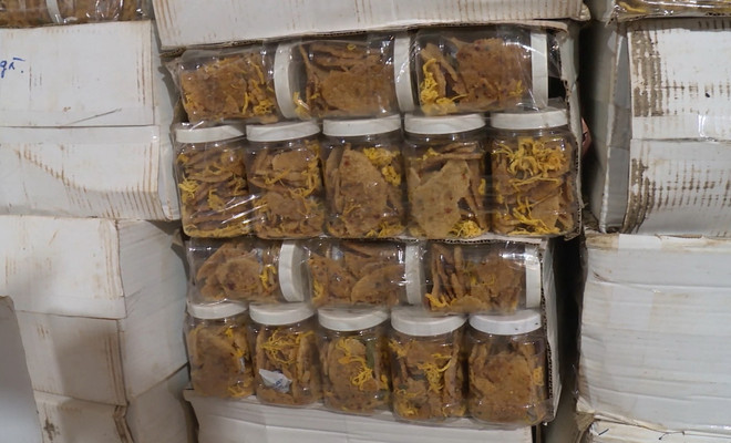 Tạm giữ hàng chục tấn hàng không rõ nguồn gốc ở Bình Phước, Kiên Giang ảnh 1