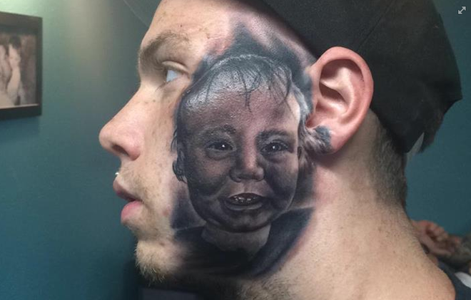 Ông bố gây sửng sốt khi xăm hình cậu con trai mới sinh lên má ảnh 1