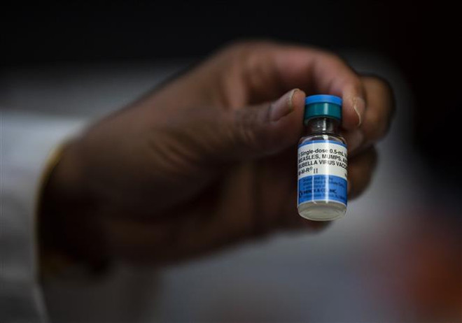 Vắcxin phòng sởi, quai bị, rubella, ngày 5/4/2019. (Ảnh: AFP/ TTXVN) Các nước nghèo thường mua thuốc với giá đắt nhưng chất lượng kém ảnh 1
