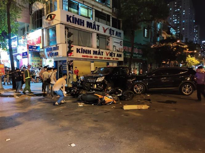 Hiện trường vụ tại nạn liên hoàn tại phố Ngô Thì Nhậm (Quang Trung, Hà Đông). (Ảnh: TTXVN phát) Hà Nội: Chuyển hồ sơ vụ tai nạn tại Hà Đông sang Bộ Quốc phòng ảnh 1