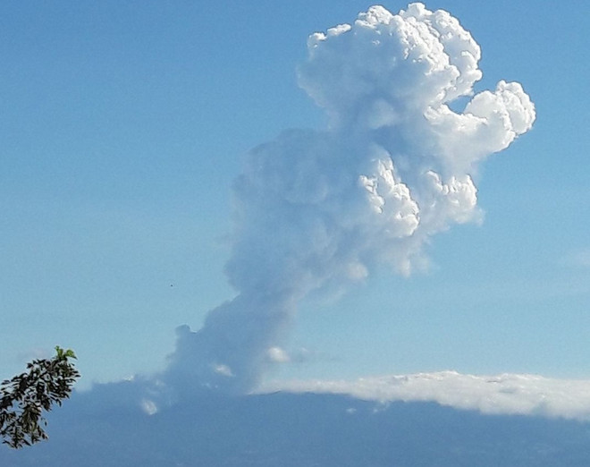 Costa Rica: Núi lửa phun trào, tạo ra cột khói bụi cao hơn 3km ảnh 1