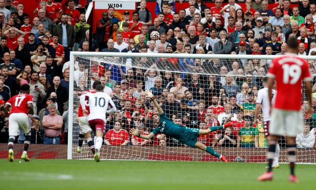 Bruno sút hỏng penalty ở những phút bù giờ. (Nguồn: Getty Images) Premier League: Man City hạ Chelsea, M.U bại trận trên sân nhà ảnh 4