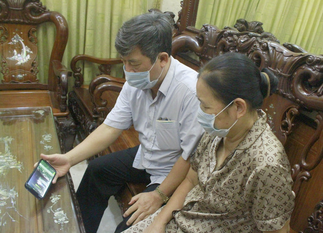 Du khách theo dõi chương trình 'Khám phá điểm đến Ninh Bình' cùng hướng dẫn viên online thông qua hình thức livestream. (Ảnh: Thùy Dung/TTXVN) COVID-19: Ninh Bình 'đón khách' bằng loạt tour du lịch trực tuyến ảnh 2