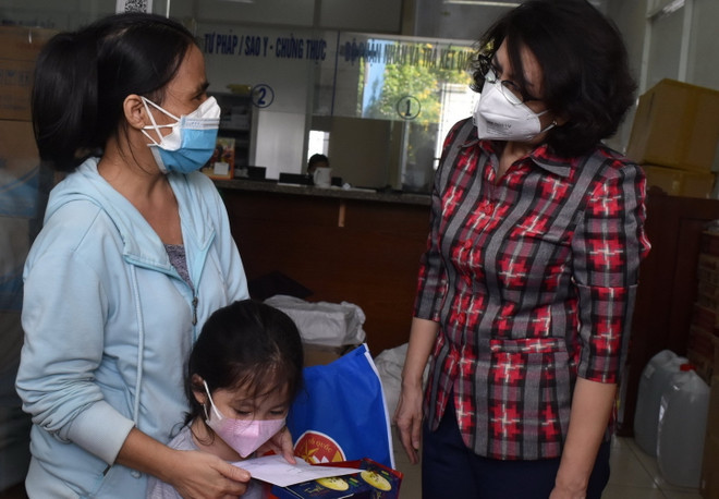 Chủ tịch Ủy ban Mặt trận Tổ quốc Thành phố Hồ Chí Minh Tô Thị Bích Châu thăm hỏi và tặng quà cho các em mồ côi vì COVID-19 tại quận 4. (Ảnh: Thu Hương/TTXVN) 3 tổ chức phi Chính phủ mở chiến dịch hỗ trợ trẻ mồ côi vì COVID-19 ảnh 1