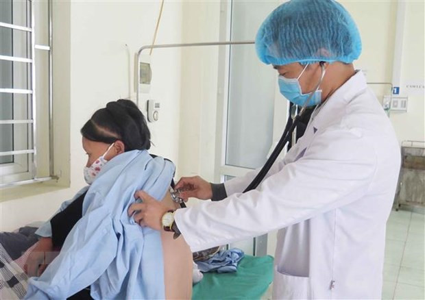 Khám cho bệnh nhân nghi lao ở Lai Châu, Việt Nam. (Ảnh: Việt Hoàng/TTXVN) Bệnh lao - bệnh truyền nhiễm cần quan tâm song hành với COVID-19 ảnh 1