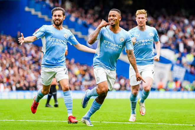 Jesus (giữa) giúp Man City đánh bại Chelsea. (Nguồn: Getty Images) Premier League: Man City hạ Chelsea, M.U bại trận trên sân nhà ảnh 1