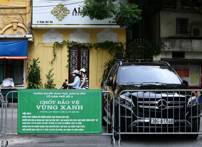 Chốt cứng 'vùng xanh' tại phố Phan Huy Ích cắt ngõ Hàng Bún. (Ảnh: Hoàng Hiếu/TTXVN) Thích ứng với COVID-19: Phải thực sự bắt đầu từ cơ sở, từ người dân ảnh 2