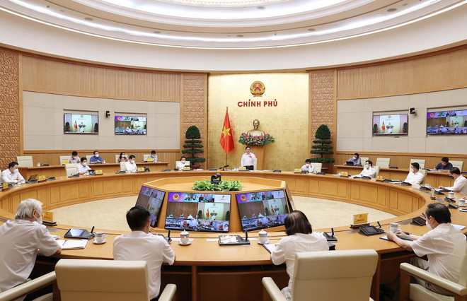 Thủ tướng Phạm Minh Chính họp về công tác phòng, chống dịch COVID-19. (Ảnh: Dương Giang/TTXVN) Thích ứng với COVID-19: Phải thực sự bắt đầu từ cơ sở, từ người dân ảnh 1