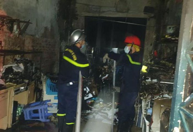 Lực lượng phòng cháy chữa cháy tiếp cận đám cháy cứu 5 người mắc kẹt. (Nguồn: anninhthudo) Hà Nội: Kịp thời dập tắt đám cháy, giải cứu 5 người bị mắc kẹt ảnh 1