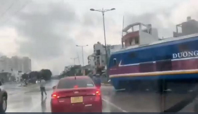 TP Hồ Chí Minh: Tàu hỏa dừng khẩn cấp do gác chắn không được đóng ảnh 1