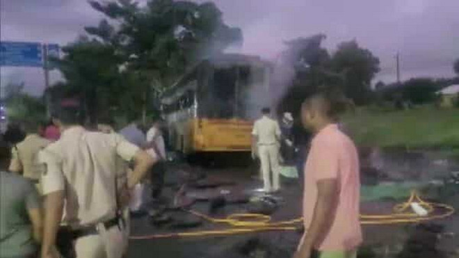 Cháy xe buýt tại Ấn Độ khiến gần 50 người thương vong ảnh 1