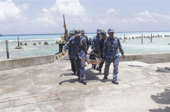 Khánh Hòa: Cấp cứu kịp thời ngư dân gặp nạn trên biển ngay trên đảo ảnh 1