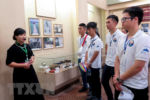 Đoàn đại biểu dự Trại Hè Việt Nam 2019 tham quan Khu di tích lịch sử Quốc gia đặc biệt ATK Định Hóa. (Ảnh: Thu Hằng/TTXVN) Phát huy giá trị di tích Chủ tịch Hồ Chí Minh tại ATK Định Hóa ảnh 1