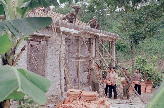 Cán bộ, chiến sỹ Trung đoàn xe tăng 02 xây dựng nhà tình nghĩa để tặng thương binh nặng Bùi Văn Thiện ở xã Phú Long, huyện Nho Quan, Ninh Bình. (Ảnh: Tiến Ất/TTXVN) Triển khai hiệu quả hoạt động Đền ơn đáp nghĩa trong Quân đội ảnh 2