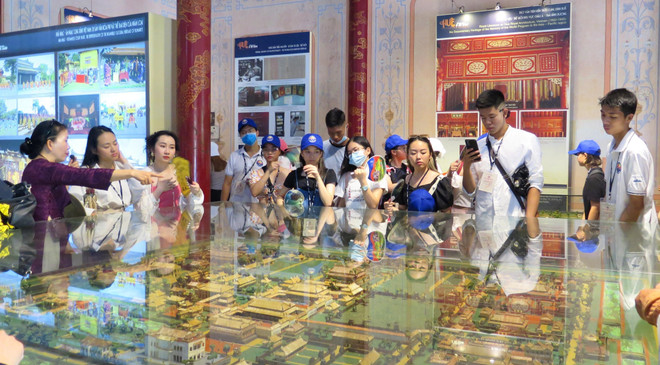 Thanh niên kiều bào khám phá văn hóa của vùng đất Cố đô Huế ảnh 1