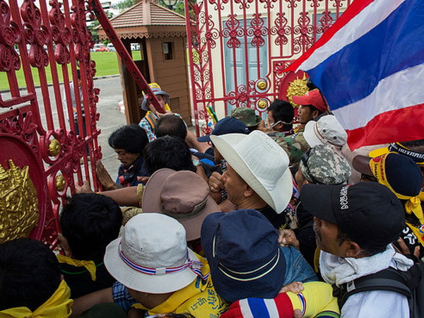 Người biểu tình ở Thái Lan xông vào trụ sở lục quân ảnh 1