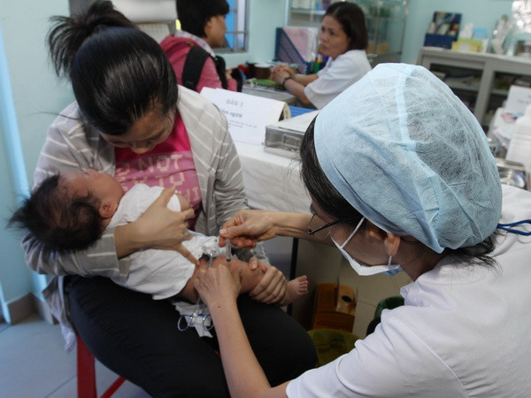 Tiêm vắcxin Quinvaxem, (Ảnh: Phương Vy/TTXVN) Lại một bé 2 tháng tuổi tử vong sau khi tiêm Quinvaxem ảnh 1
