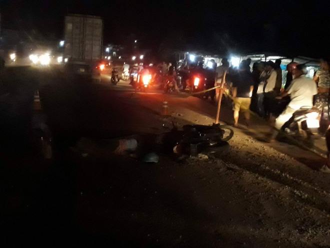 Xe máy đâm vào xe đầu kéo, thai phụ cùng con gái tử vong ảnh 1