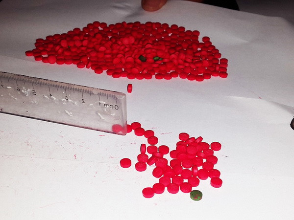 Bắt giữ 2 đối tượng vận chuyển gần 8.000 viên ma túy tổng hợp ảnh 1