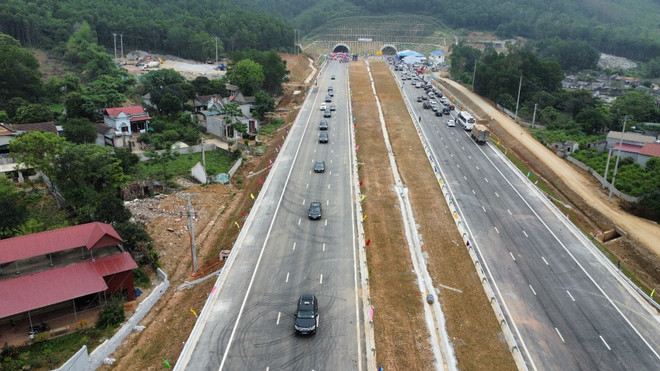 Chính thức thông xe Cao tốc Bắc-Nam đoạn Mai Sơn-Quốc lộ 45. (Ảnh: CTV/Vietnam+) Thông xe 2 dự án Cao tốc Mai Sơn-Quốc lộ 45, Phan Thiết-Dầu Giây ảnh 3