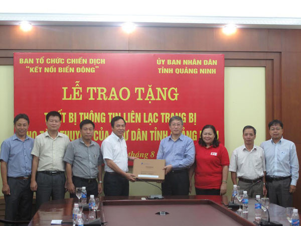 Tặng thiết bị thông tin liên lạc cho ngư dân vùng biển Quảng Ninh ảnh 1