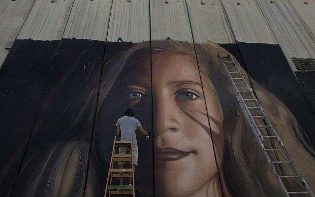 Hai họa sĩ Italy bị trục xuất vì vẽ chân dung nữ anh hùng Palestine ảnh 1