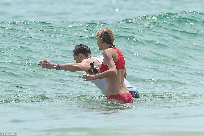 Cặp đôi Taylor Swift và Tom Hiddleston tình tứ khi tắm biển ảnh 8