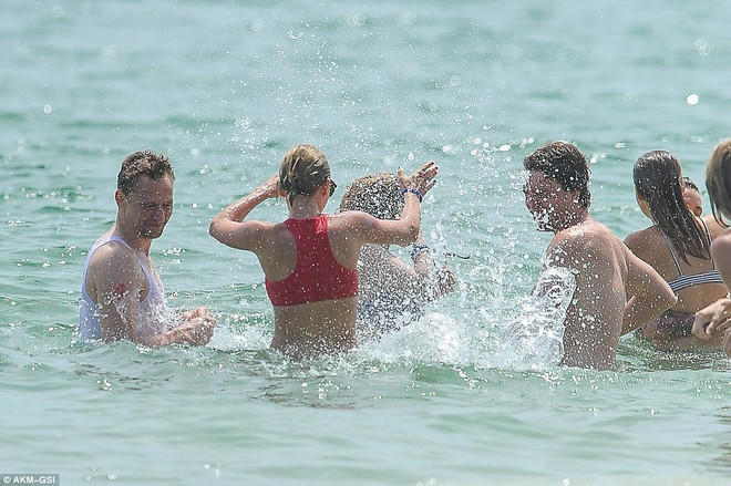 Cặp đôi Taylor Swift và Tom Hiddleston tình tứ khi tắm biển ảnh 7