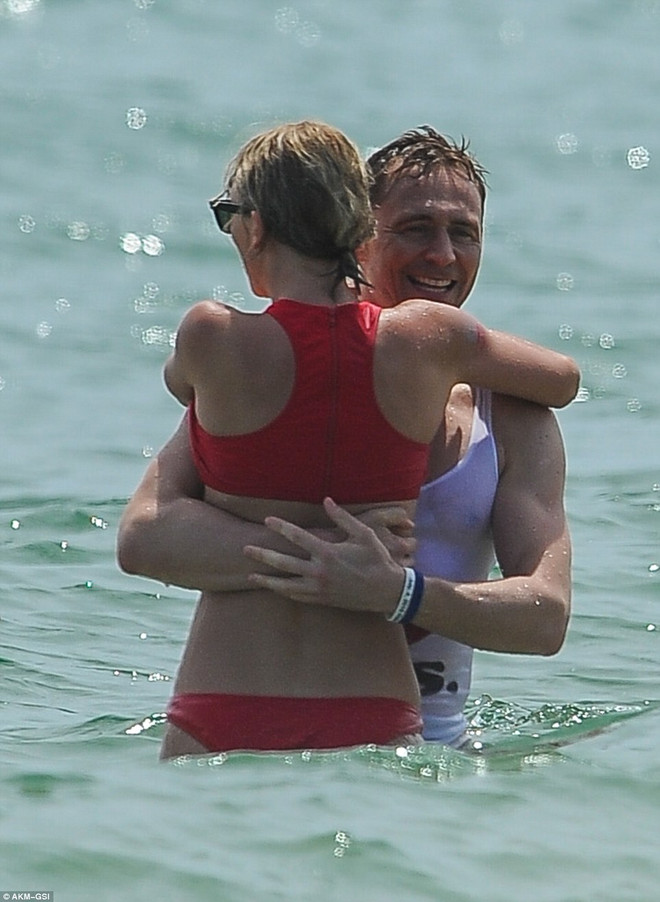 Cặp đôi Taylor Swift và Tom Hiddleston tình tứ khi tắm biển ảnh 3