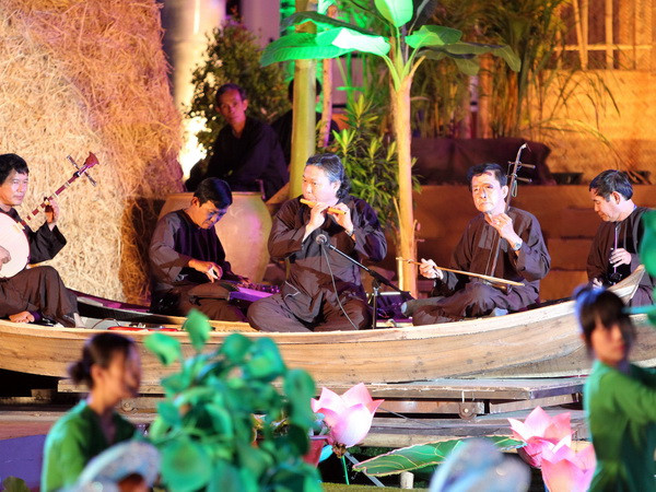Biểu diễn Đờn ca tài tử tại lễ khai mạc Fesstival Đờn ca tài tử lần thứ nhất-Bạc Liêu 2014. (Ảnh: Đức Tám/TTXVN) Giữ gìn giá trị Đờn ca tài tử: Để không biến tướng thành trục lợi ảnh 1
