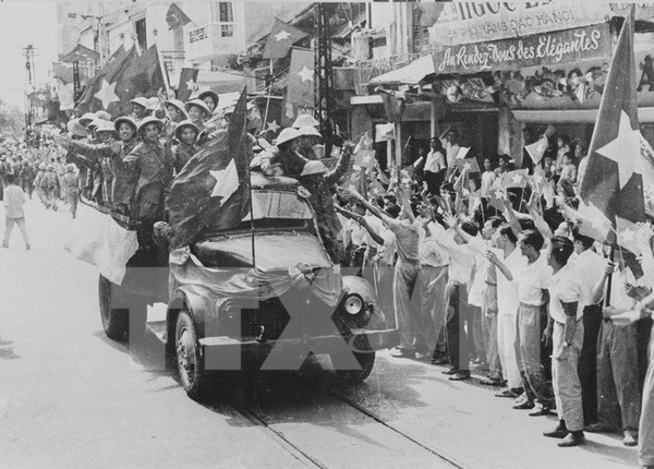 Ngày 10/10/1954, Đoàn quân Giải phóng tiến về giải phóng Thủ đô, chấm dứt cuộc kháng chiến trường kỳ chống thực dân Pháp xâm lược của nhân dân ta. (Ảnh tư liệu TTXVN) Kỷ niệm 70 năm ngày thành lập QĐND Việt Nam tại Ukraine ảnh 1