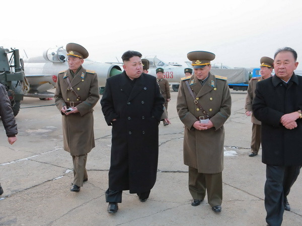 Nhà lãnh đạo Triều Tiên Kim Jong-un trong chuyến thăm và thị sát một đơn vị phòng không không quân quan trọng của Quân đội Nhân dân Triều Tiên. (Nguồn: THX/TTXVN) Mỹ lên án Triều Tiên tại cuộc họp của Hội đồng Bảo an Liên hợp quốc ảnh 1