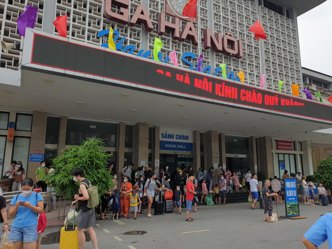 Kết thúc kỳ nghỉ lễ Quốc khánh 2/9: Người dân đổ xô về Thủ đô ảnh 5