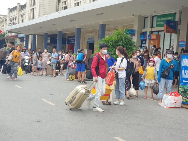 Kết thúc kỳ nghỉ lễ Quốc khánh 2/9: Người dân đổ xô về Thủ đô ảnh 6