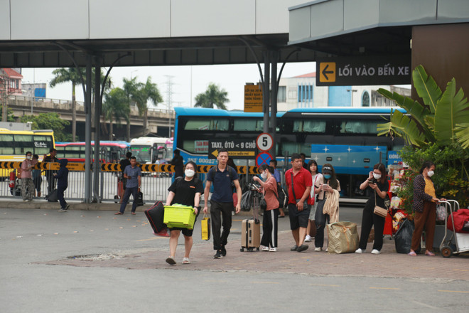 Kết thúc kỳ nghỉ lễ Quốc khánh 2/9: Người dân đổ xô về Thủ đô ảnh 2