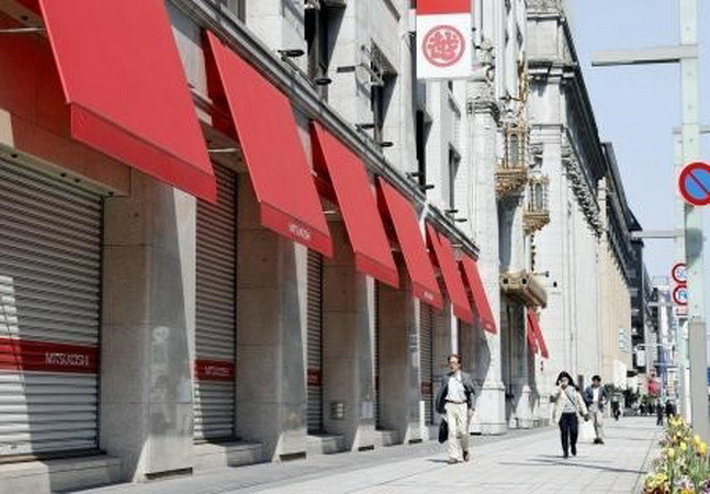 Cửa hàng bách hóa ở Tokyo, Nhật Bản đóng cửa sau khi chính phủ ban bố tình trạng khẩn cấp. (Ảnh: Kyodo/TTXVN) Nhật Bản: Tỉnh thứ 3 tự ban bố tình trạng khẩn cấp do COVID-19 ảnh 1
