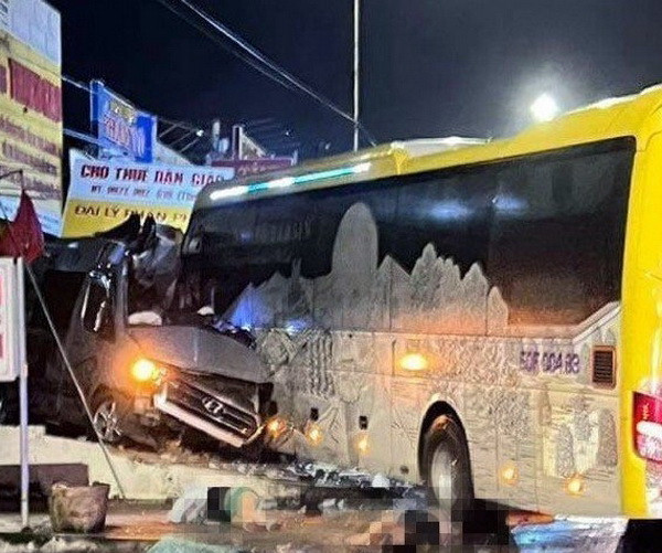 Hiện trường vụ tai nạn khiến 5 người tử vong, nhiều người bị thương nặng. (Ảnh: TTXVN phát) Kiểm tra Nhà xe Thành Bưởi sau vụ tai nạn nghiêm trọng ở Đồng Nai ảnh 1