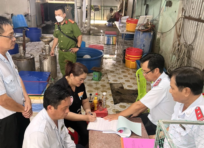 Bạc Liêu: Bắt quả tang một cơ sở bơm tạp chất vào tôm sú nguyên liệu ảnh 1