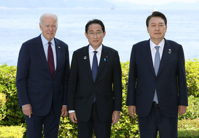 (Từ trái sang) Tổng thống Mỹ Joe Biden, Thủ tướng Nhật Bản Fumio Kishida và Tổng thống Hàn Quốc Yoon Suk-yeol tại cuộc gặp bên lề Hội nghị thượng đỉnh Nhóm Các nước công nghiệp phát triển hàng đầu thế giới (G7) tại Hiroshima, Nhật Bản ngày 21/5/2023. (Nguồn: Kyodo/TTXVN) Báo Triều Tiên lên án gay gắt Hội nghị thượng đỉnh Hàn-Mỹ-Nhật ảnh 1