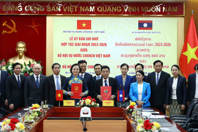 Bộ trưởng Bộ Nội vụ Phạm Thị Thanh Trà và Bộ trưởng Bộ Nội vụ Lào Thongchanh Manixay ký kết Bản ghi nhớ hợp tác giai đoạn 2023 - 2026 giữa Bộ Nội vụ hai nước. (Ảnh: Phạm Kiên/TTXVN) Bộ Nội vụ Việt Nam và Lào ký bản ghi nhớ hợp tác giai đoạn 2023-2026 ảnh 1