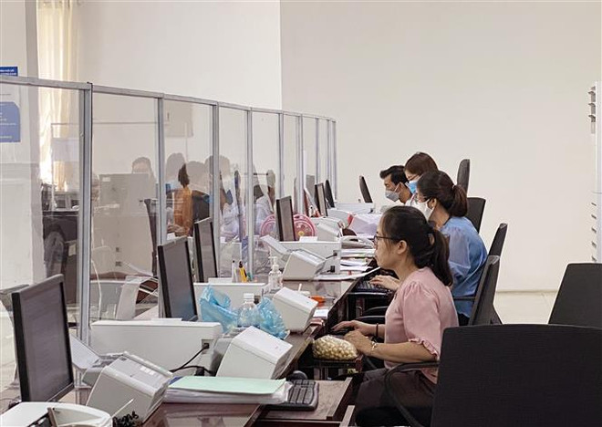 Cán bộ Trung tâm phục vụ hành chính công tỉnh Ninh Thuận giải quyết hồ sơ, thủ tục cho người dân và doanh nghiệp. (Ảnh: Công Thử/TTXVN) Khơi thông “điểm nghẽn,” củng cố niềm tin của doanh nghiệp ảnh 1