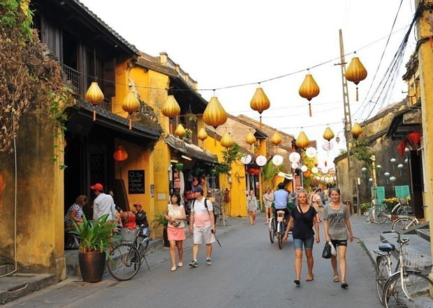 Khách du lịch trong và ngoài nước tham quan phố cổ Hội An. (Ảnh: Minh Đức/TTXVN) Quảng Nam: Triển vọng mới thúc đẩy liên kết du lịch trong, ngoài nước ảnh 1