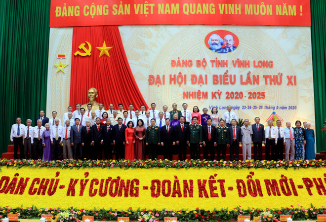 Ông Ngô Xuân Lịch, Ủy viên Bộ Chính trị, Phó Bí thư Quân ủy Trung ương, Bộ trưởng Bộ Quốc phòng với các đại biểu tham dự đại hội. (Ảnh: Phạm Minh Tuấn/TTXVN) Khai mạc Đại hội Đại biểu Đảng bộ tỉnh Vĩnh Long nhiệm kỳ 2020-2025 ảnh 1